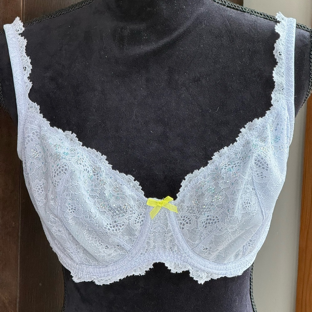 Victoria’s Secret Dream Angels, Demi unlined 36DDD. Light blue, adjustable strap